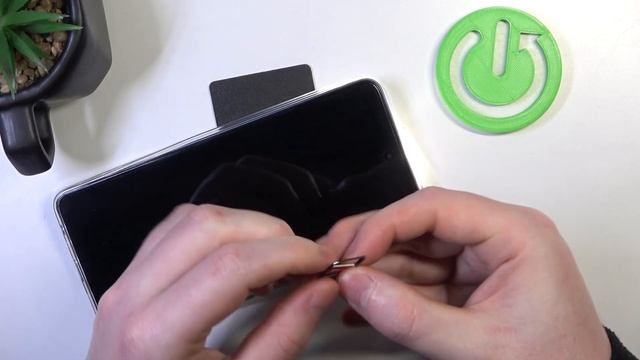 How to Insert a SIM Card into VIVO Y36 смотреть онлайн