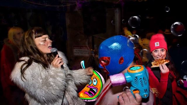 Pizza Zombie Party Crashers смотреть онлайн