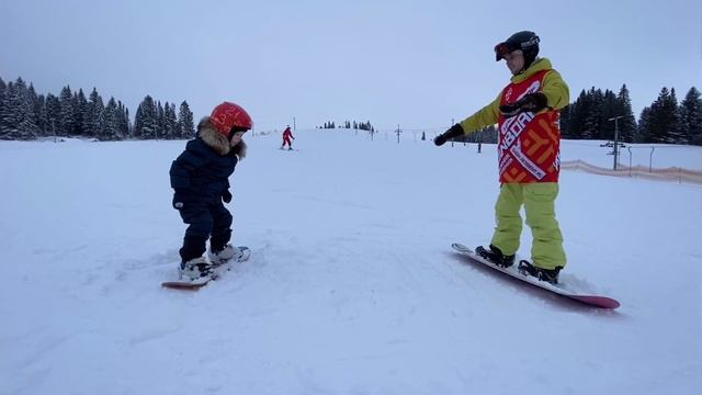 СНОУБОРД - ПЕРВЫЙ РАЗ В 4 ГОДИКА - Как научиться кататься на сноуборде - Первые уроки на борде ! смотреть онлайн