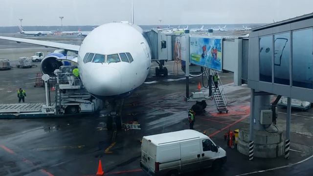 Погрузка богажа в самолет смотреть онлайн