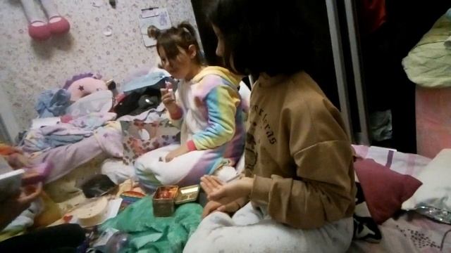 Ника рассматривает подарки с подругами - девичник дома - мой день рождения смотреть онлайн
