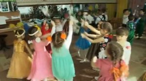 Вход на Весенний праздник в детском садике (средняя группа)
