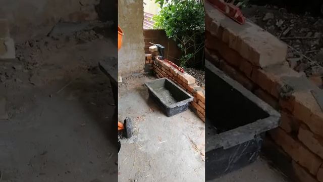 Кладка кирпича,стена в гараже.