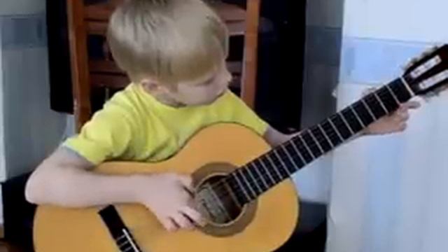 "Перепёлочка" на гитаре. Саша, 7 лет. смотреть онлайн