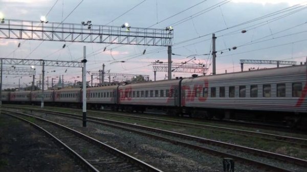 ЭП1-209 с поездом №451 Ижевск — Адлер