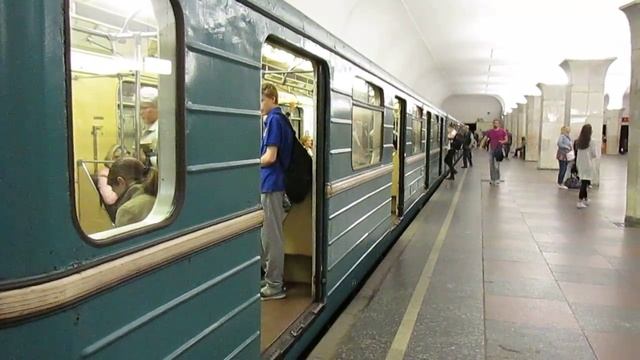 Moscow Classic metro Kropotkinskaya/Metro clásico de Moscú en Kropotkinskaya/Кропоткинская смотреть онлайн