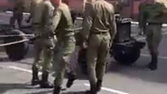 Сбор военного УАЗика за полторы минуты смотреть онлайн