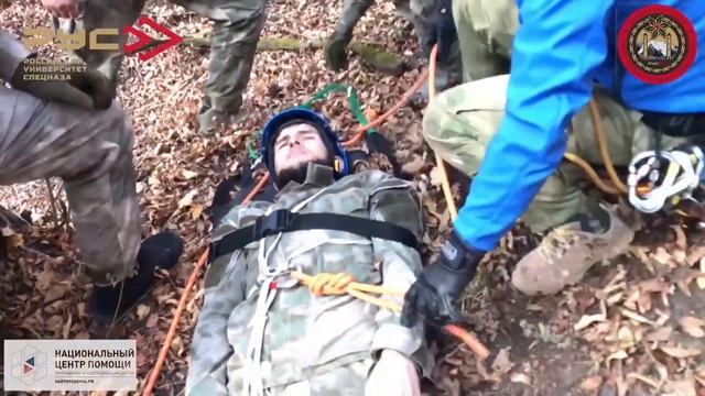 Учебный центр "Найти Ребенка". Подъем пострадавшего на носилках по склону смотреть онлайн