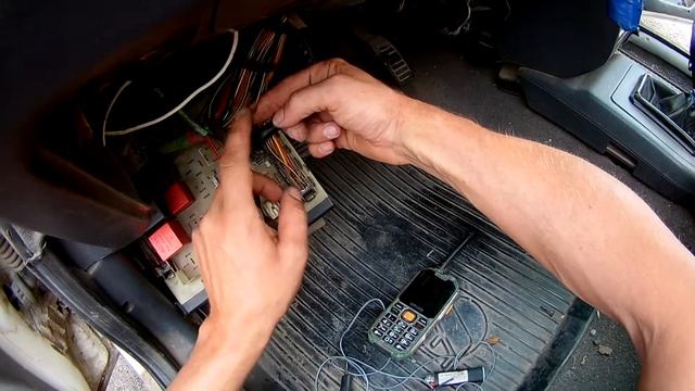 ФОРД ЭСКОРД 1991. ПРОПАЛА ЗАРЯДКА НЕ РАБОТАЮТ ПРИБОРЫ смотреть онлайн