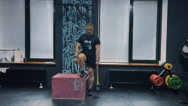 Восхождение на коробку с гирей на резинке смотреть онлайн