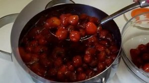 Густое варенье из клубники. Ягоды остаются цельными!