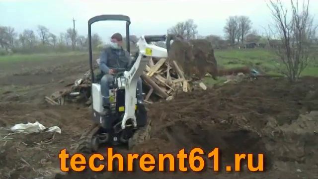 мини экскаватор копает котлован с погрузкой в кузов минитрактора смотреть онлайн