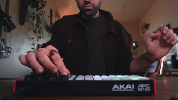 the perfect live midi controller? AKAI APC KEY 25  (downtempo performance)