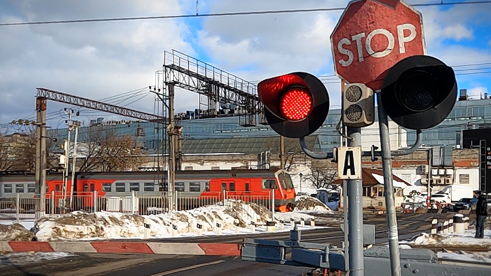 Жд переезд со шлагбаумом / Видео про поезда для детей и взрослых смотреть онлайн
