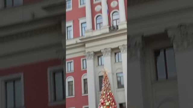 Новогодние ёлки возле мэрии на Тверской, Москва смотреть онлайн