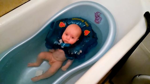 Первый заплыв карапузика без ручек мамы. смотреть онлайн