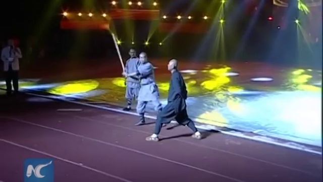 Shaolin "Iron Skill" Kung Fu: Monk breaks stick with neck смотреть онлайн