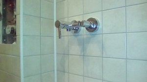 Как установить гигиенический душ на эксцентрики.