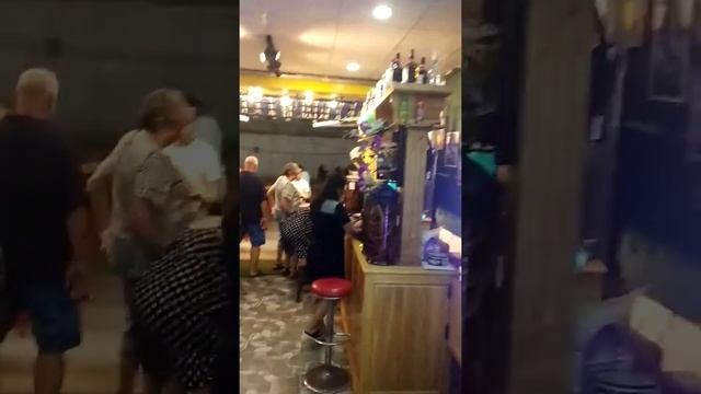 Вьетнамский ужин в кафе 