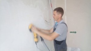 Как убрать неровности на штукатурке