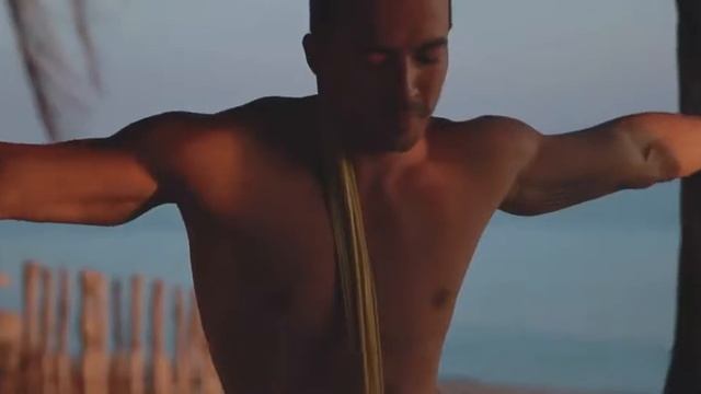 Аэрогимнастика на побережье солнечного пляжа смотреть онлайн