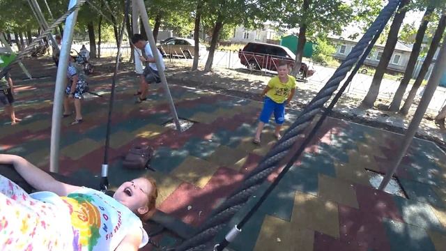 Новая детская площадка в центральном парке.VLOG.Pavlovskij смотреть онлайн