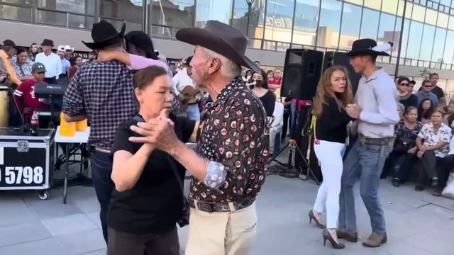 Ellos son famosos con Musical Milagro ? ni más ni menos! en ##laliber #baile #viral смотреть онлайн