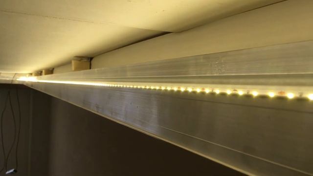 Светодиодная лента меняет температуру свечения через перегиб двухуровневого натяжного потолка смотреть онлайн