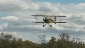 Малыши, изучаем воздушный транспорт. Он летает в небе среди облаков.