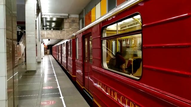 Именной электропоезд 81-717/714.5М "Красная Стрела" на Сокольнической линии смотреть онлайн