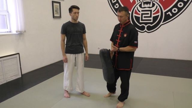 Учись правильно с самого начала. Отрабатываем удары ногами на ручной макиваре. Удар с передней ноги смотреть онлайн