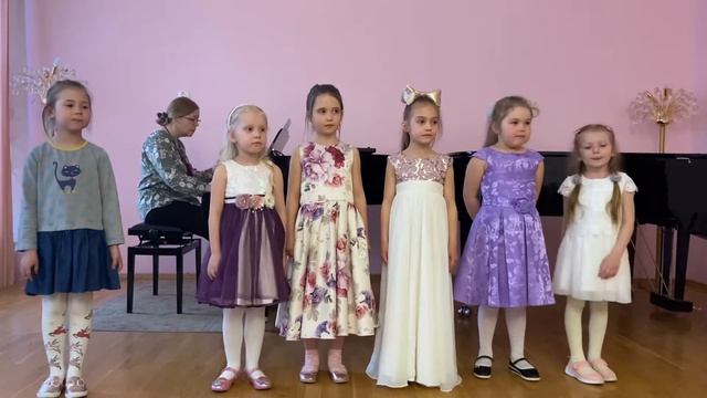 «Наш подарок маме» муз. Е.Соколовой, слова. И Черницкой. Преп. Пономарчук К.В. Конц. Шолухо Е.В смотреть онлайн