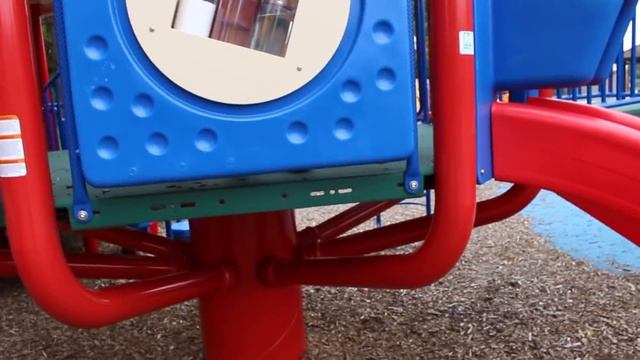Las 2 Muñecas Jugando en el Parque смотреть онлайн