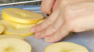 Яблоки в кляре с корицей.