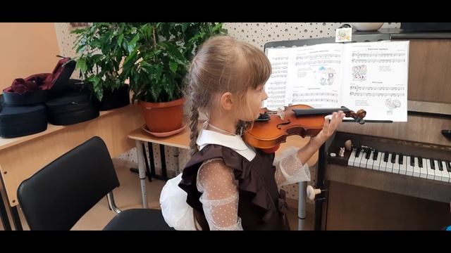 Первые уроки скрипки с Эвелиной смотреть онлайн