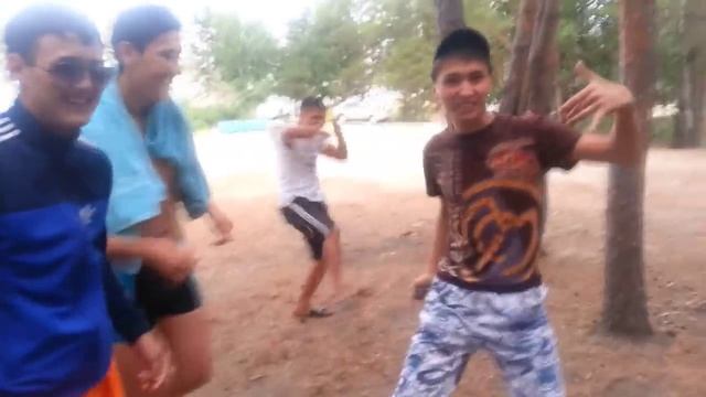Как правильно танцевать на природе )) смотреть онлайн