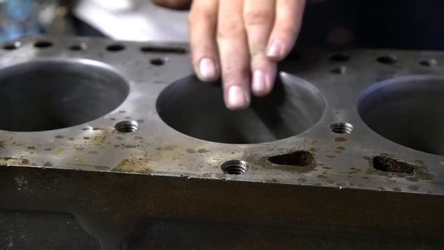 Measuring bores and fitting pistons on Ford 172 Diesel engine смотреть онлайн