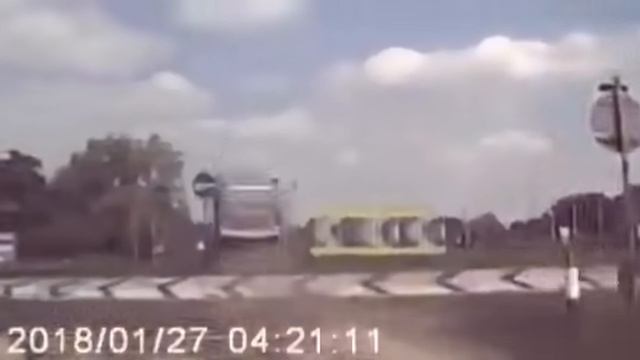 Обгон справа ♫.mp4 смотреть онлайн