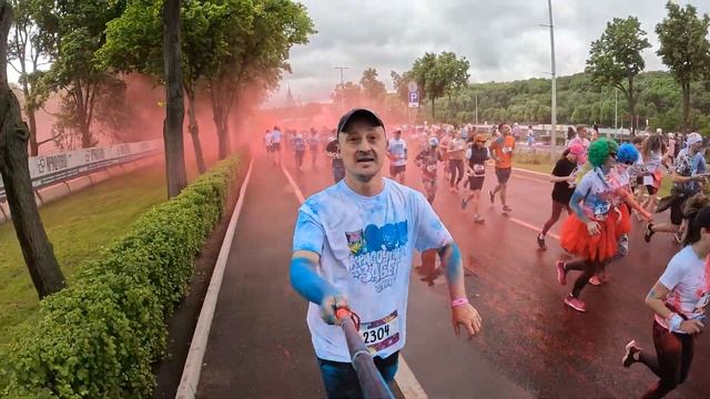 Разукрасили лицо и заставили бежать! Красочный забег 2022. Москва "Лужники". смотреть онлайн