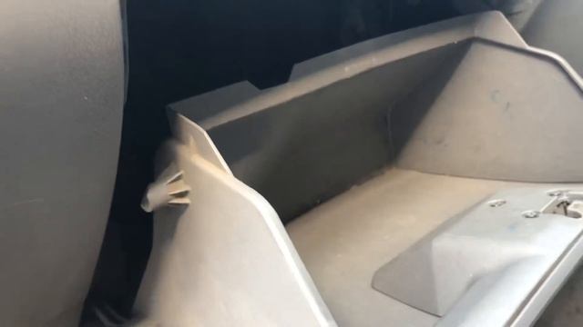 Как снять бардачок на автомобиле Mazda Premacy смотреть онлайн