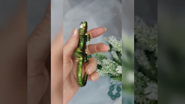 Брошь ручной работы из бисера и кристаллов "Ящерка". смотреть онлайн