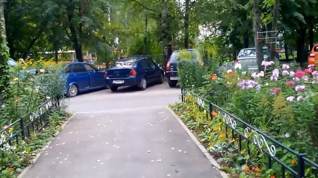 Гатчина. Цветы у дома. Часть 1 смотреть онлайн