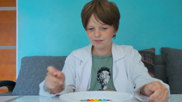 Как Сделать Радугу из SKITTLES? ♥ Эксперимент с конфетами и водой! Skittles Science Experiment Fun
