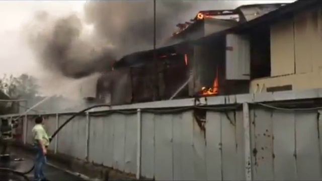 Склад на площади 400 квадратных метров горел на улице Сурнова смотреть онлайн