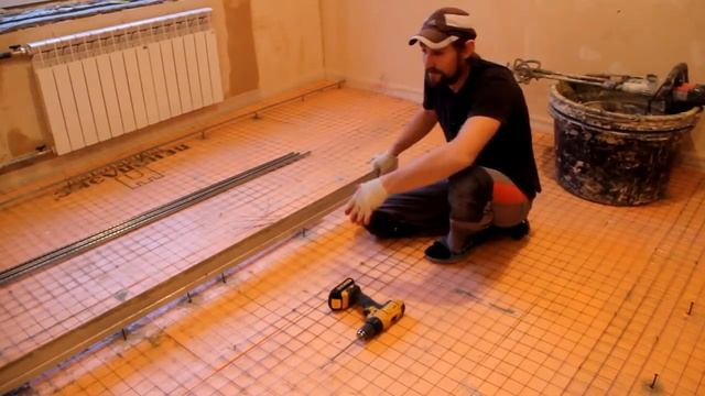 Стяжка пола Ровный пол Тонкости работы Установка маяков для стяжки Стяжка по маякам Выравниваем пол смотреть онлайн