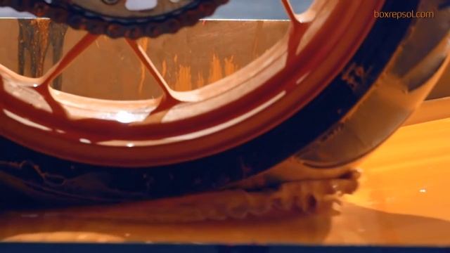 La curiosa forma que tiene Marc Márquez de pintar cuadros. смотреть онлайн