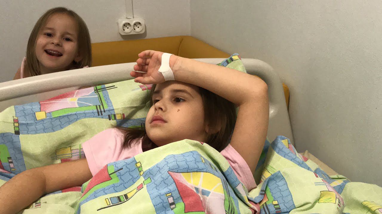 ВЛОГ Попали в больницу с Алиной Наряжаем  елочку и катаемся на катке