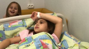 ВЛОГ Попали в больницу с Алиной Наряжаем  елочку и катаемся на катке