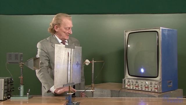 33. Волны и оптика. Трехсантиметровые волны: дифракция Френеля на двух щелях.mp4