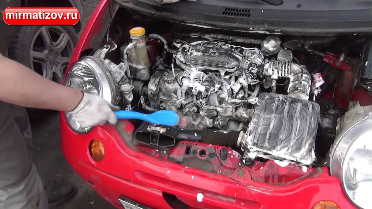 Моем двигатель: очистка двигателя пеной.